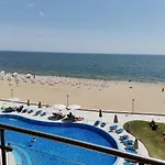 Апартамент б306 в бийч на първа линия с перфектен изглед към плажа! Обзор