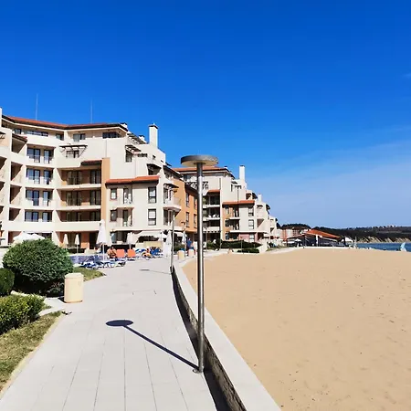 б306 в бийч на първа линия с перфектен изглед към плажа!