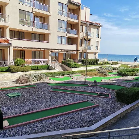 Apartment в бийч на първа линия с перфектен изглед към плажа! *