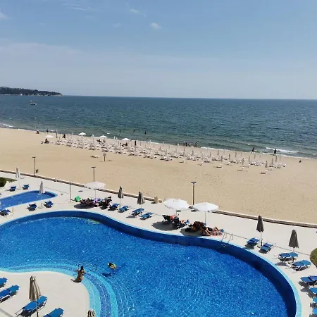 Apartment в бийч на първа линия с перфектен изглед към плажа! *