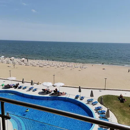 Apartment в бийч на първа линия с перфектен изглед към плажа! Obzor